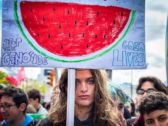 Manifestazione studentesca contro il G7 dei ministri degli esteri e in solidarietà con il popolo palestinese.  Napoli 19 Aprile 2024. ANSA/CESARE ABBATE