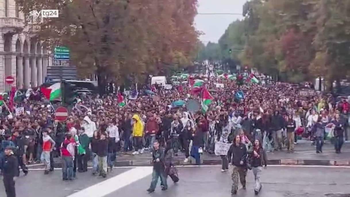 sciopero a torino per gaza studenti in corteo sotto pioggia