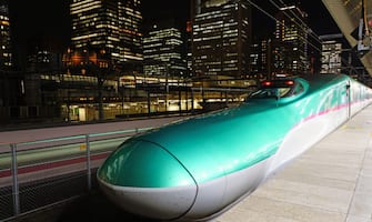 TOKYO, JAPAN -22 OCT 2018- A green Series E5 Shinkansen high-speed bullet train operated by JR East at the Tokyo station.
