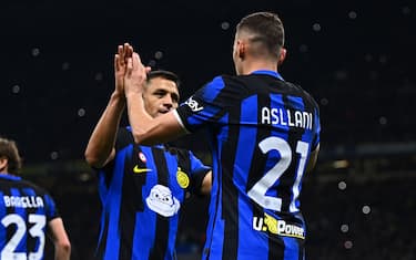 MILAN, ITALY - MARCH 04: Kristjan Asllani of FC Internazionale celebrates after scoring his team's first goal with teammate Alexis Sanchez during the Serie A TIM match between FC Internazionale and Genoa CFC - Serie A TIM  at Stadio Giuseppe Meazza on March 04, 2024 in Milan, Italy. (Photo by Mattia Ozbot - Inter/Inter via Getty Images)