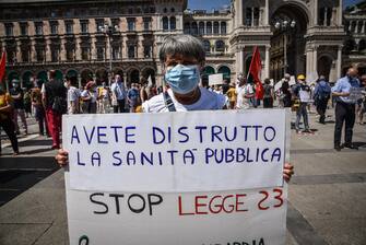 Manifestazione in piazza Duomo contro la giunta Fontana della Regione Lombardia per la gestione della sanità durante l’emergenza coronavirus Covid-19