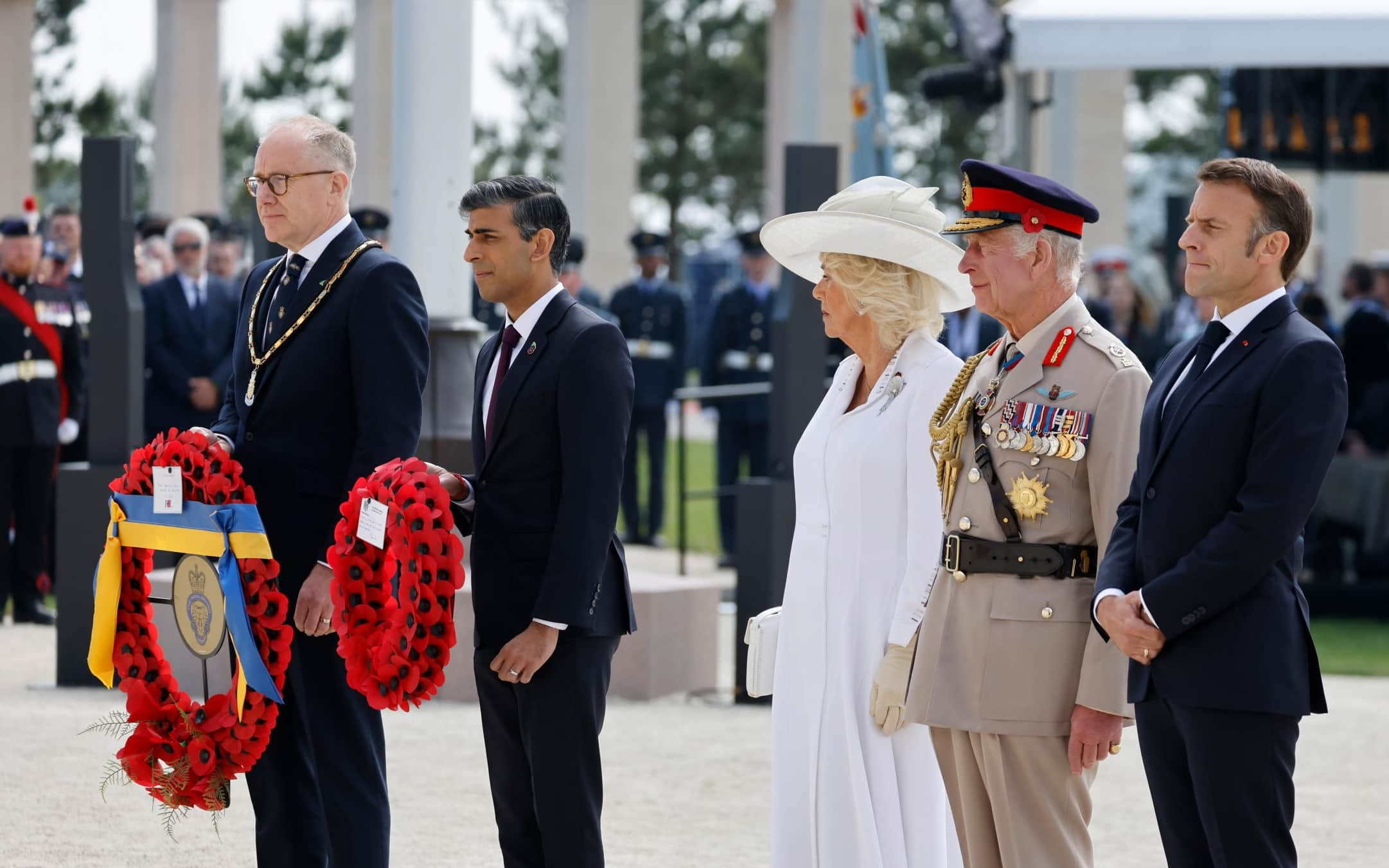 Re Carlo III, con la Regina consorte Camilla, insieme al presidente francese Emmanuel Macron e a sua moglie Brigitte, e al Primo Ministro britannico Rishi Sunak alla cerimonia commemorativa a Ver-sur-Mer. D Day cerimonia