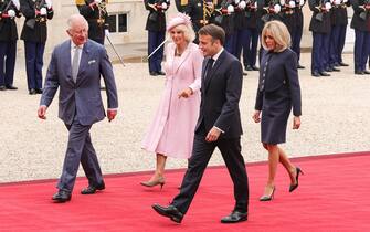epa10871707 Britain's King Charles III (L), Queen Camilla (2-L), French President Emmanuel Macron (2-R) and First Lady Brigitte Macron (R) walk together at the Elysee Palace in Paris, France, 20 September 2023. The visit, initially planned for March and postponed because of unrests in France, leads the king and queen of Great Britain to Paris and Bordeaux and includes a state dinner, official appointments with President Macron and more informal meetings with French and British citizens.  EPA/TERESA SUAREZ
