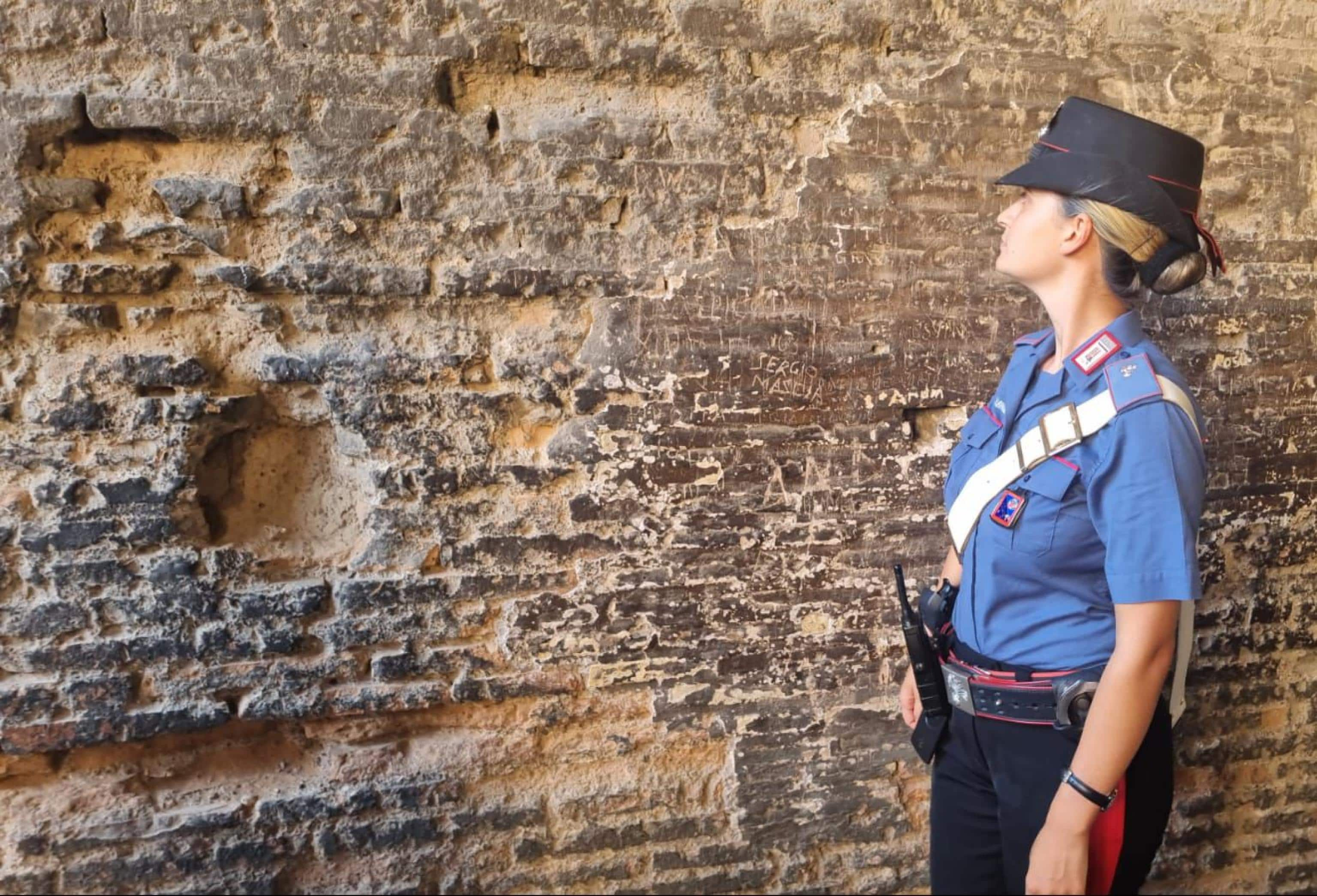 Un altro turista, uno studente tedesco di 17 anni, accompagnato da un insegnante, é stato denunciato dai Carabinieri del Comando di Piazza Venezia per deturpamento al Colosseo. I Carabinieri, su richiesta del personale di vigilanza "Parco Archeologico del Colosseo" sono intervenuti, denunciando e sanzionando amministrativamente il turista il quale era stato poco prima era stato sorpreso e fermato mentre grattava su una parete del piano terra del monumento, deteriorando una parte del laterizio. 
ANSA/CARABINIERI
+++ ANSA PROVIDES ACCESS TO THIS HANDOUT PHOTO TO BE USED SOLELY TO ILLUSTRATE NEWS REPORTING OR COMMENTARY ON THE FACTS OR EVENTS DEPICTED IN THIS IMAGE; NO ARCHIVING; NO LICENSING +++ NPK +++