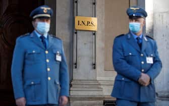 Guardie fuori dalla sede dell'Inps