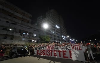 Fiaccolata a Scampia per le vittime del crollo alla vela celeste.