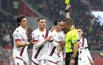 Bologna s players speak with the referee Davide Massa during the Italian serie A soccer match between AC Milan and Bologna at Giuseppe Meazza stadium in Milan, 27 Jenuary 2024.
ANSA / MATTEO BAZZI