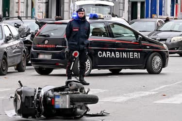 I rilievi della Polizia Municipale  in corso Arnaldo Lucci  a Napoli dove un carabiniere è stato investito da un 18enne in sella ad uno scooter ad un posto di blocco , 26 gennaio 2023
ANSA / CIRO FUSCO