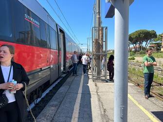 Rimasti fermi 40 minuti alla stazione di Castiglion Fiorentino, in provincia di Arezzo, i passeggeri del Freccia Rossa Torino - Salerno hanno approfittato per una sgambata per i loro cani e per bere prima di risalire al volo sul treno ripartito poi verso il Sud. A provocare la sosta imprevista il guasto sulla linea elettrica tra Roma Tiburtina e Settebagni.
ANSA/BARBARA PERISSI