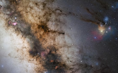 Immagini del buco nero e della Via Lattea. Crediti: ESO/S. Guisard.  ANSA/US +++ NO SALES, EDITORIAL USE ONLY +++