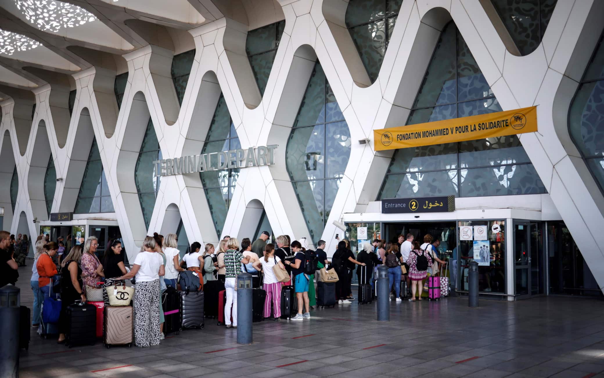 La fila di turisti all'aeroporto di Marrakech