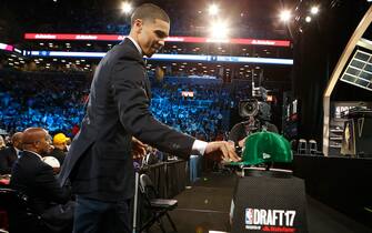BROOKLYN, NY - JUNE 22:  Jayson Tatum picks up his Boston Celtics cap after being selected third at the 2017 NBA Draft on June 22, 2017 at Barclays Center in Brooklyn, New York. NOTE TO USER: User expressly acknowledges and agrees that, by downloading and/or using this photograph, user is consenting to the terms and conditions of the Getty Images License Agreement. Mandatory Copyright Notice: Copyright 2017 NBAE (Photo by Michelle Farsi/NBAE via Getty Images)
