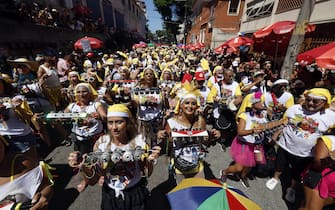 epa11140342 The Carmelitas carnival troupe parades through the streets of the Santa Tereza neighborhood at the beginning of the carnival in Rio de Janeiro, Brazil, 09 February 2024.  EPA/Antonio Lacerda