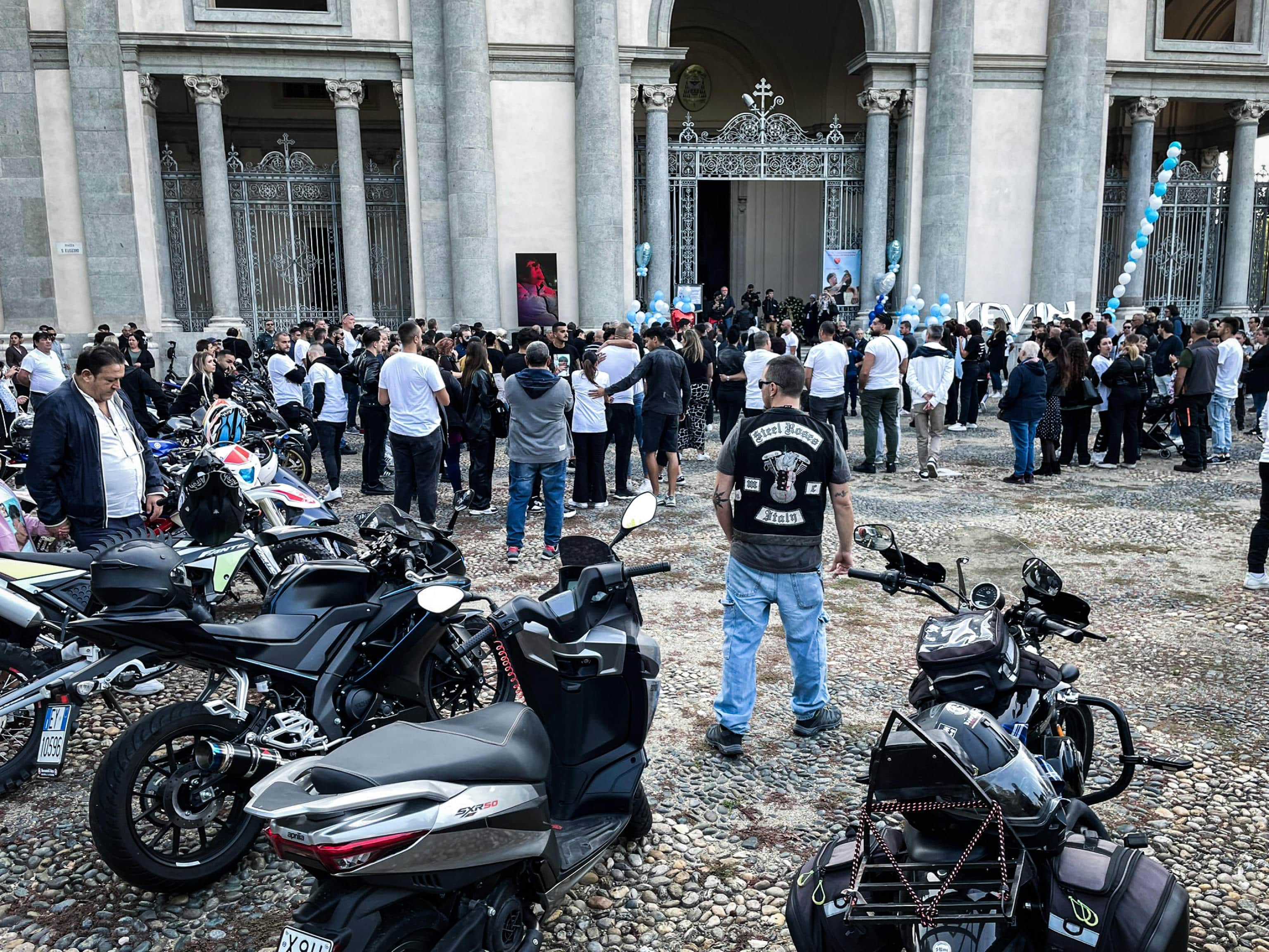 Moltissimi i giovani in sella a decine di moto accese all'arrivo della bara al Duomo di Vercelli durante i funerali di Kevin Laganà, la più giovane vittima tra gli operai uccisi da un treno a Brandizzo (Torino) il 30 agosto scorso, Vercelli, 30 settembre 2023. ANSA/ROBERTO MAGGIO