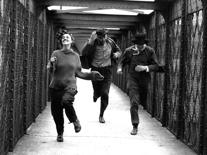 Jeanne_MOREAU_Henri_SERRE_e_Oskar_WERNER_corrono_sulla_passerella._Copyright_(c)_Raymond_Cauchetier.jpg