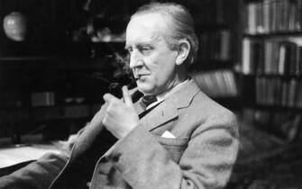 John Ronald Reuel Tolkien fuma la pipa