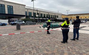 Si era scagliato contro gli agenti armato di coltello l'uomo ucciso questa mattina davanti alla stazione di Verona Porta Nuova, 20 ottobre 2024. Contrariamente a quanto si era appreso, lo straniero è stato ucciso da un colpo di pistola sparato da uno dei poliziotti. 
ANSA/MARIO POLI