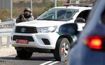 epa10904736 A member of Israeli police stands guard on a roadblock near in Ashkelon following rocket launches from Gaza, 07 October 2023. Rocket barrages were launched from the Gaza Strip early Saturday in a surprise attack claimed by the Islamist movement Hamas.  EPA/ABIR SULTAN