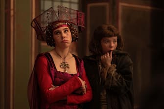 Decameron. (L to R) Zosia Mamet as Pampinea and Saoirse-Monica Jackson as Misia in Episode 102 of Decameron. Giulia Parmigiani/Netflix © 2024

