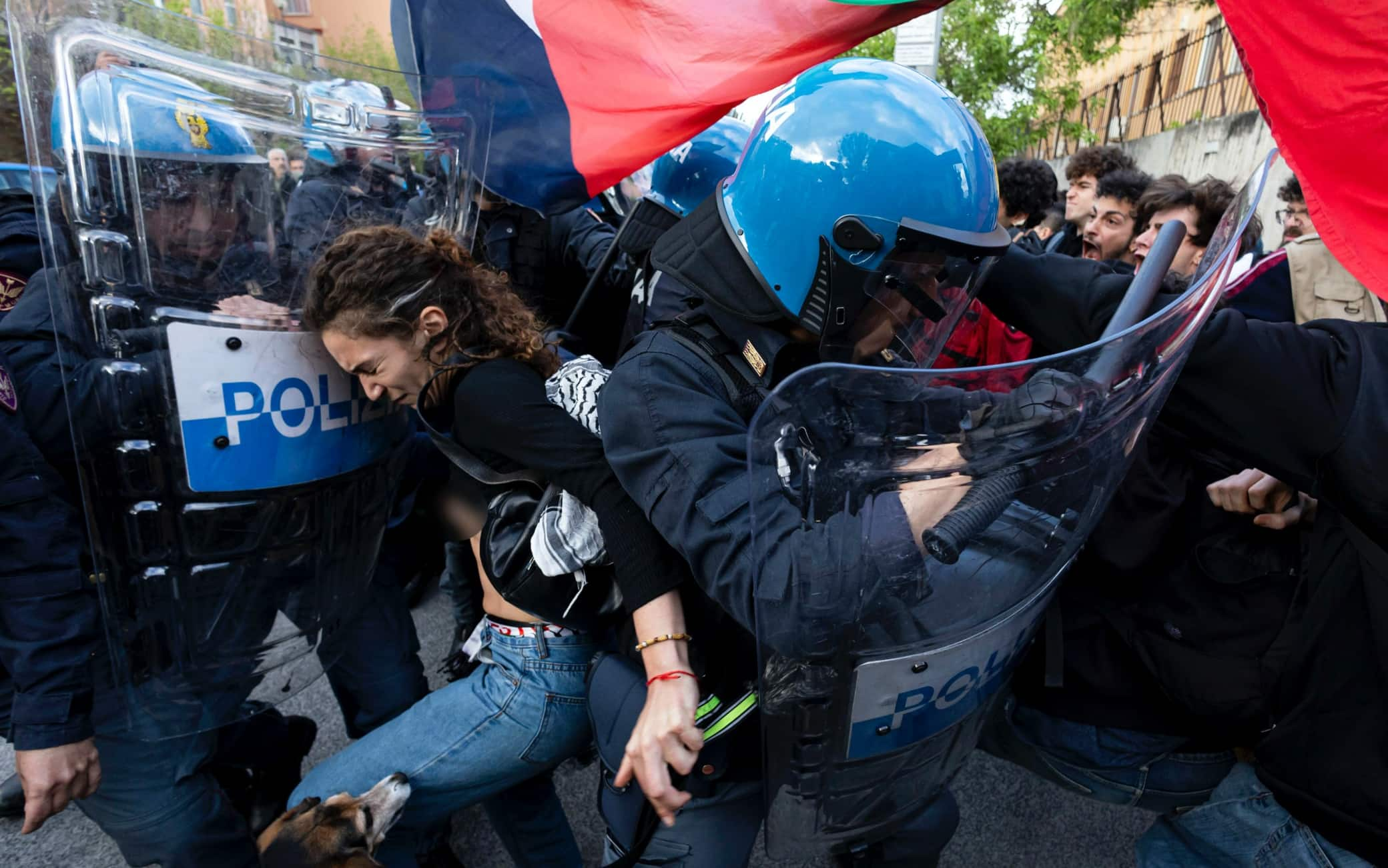 Scontri con la polizia alla manifestazione degli studenti pro Palestina fuori dell università la Sapienza, Roma, 16 aprile 2024.
ANSA/MASSIMO PERCOSSI