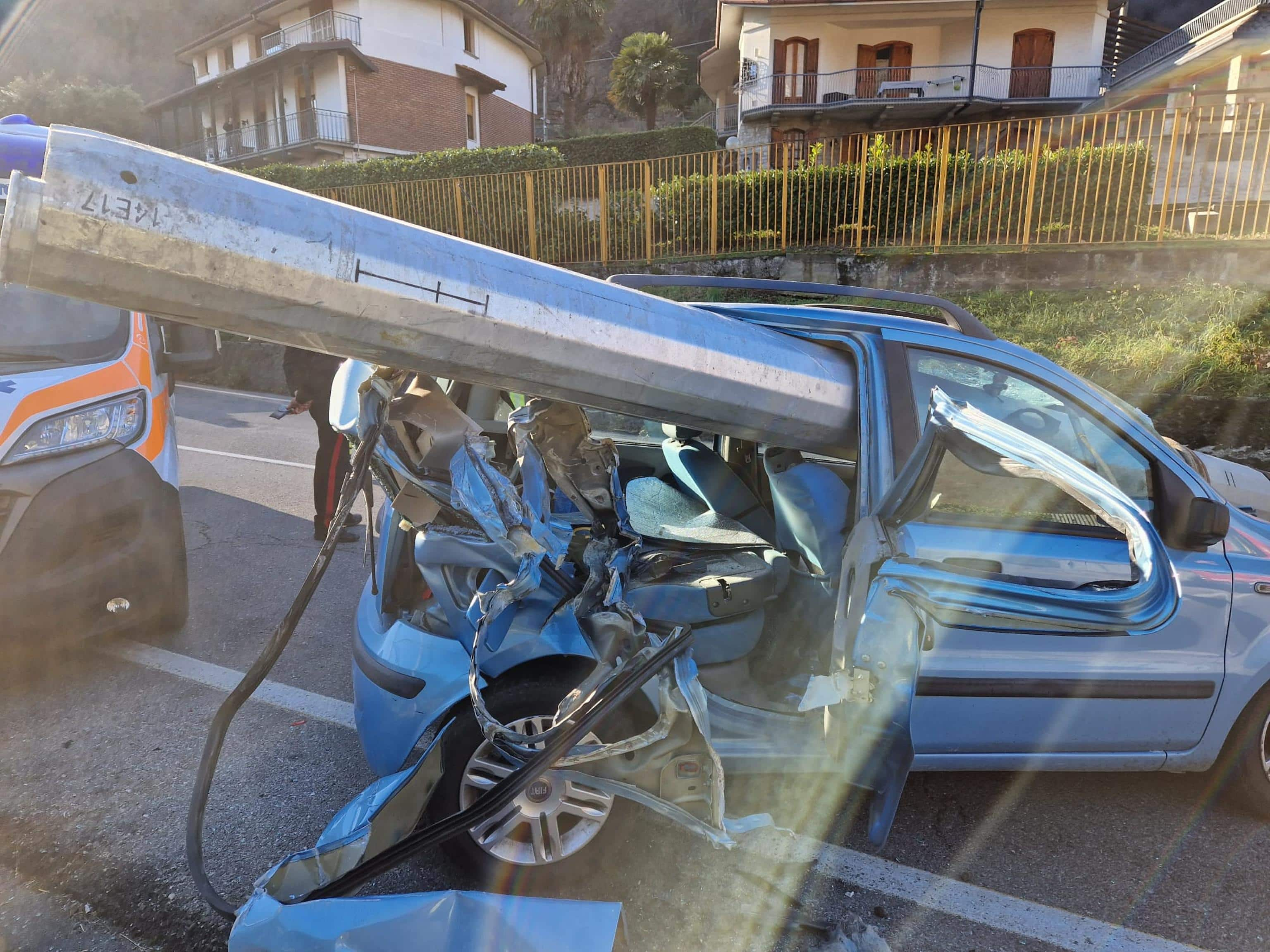 La Fiat Panda con un grosso palo in ferro conficcato nell'abitacolo