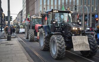 L’arrivo dei trattori davanti al Pirellone, Milano, 1 Febbraio 2024. /// Farmers taking part in a protest action arrive at the Pirelli skyscraper, seat of the Lombardy Regional Council, in Milan, Italy, 01 February 2024.
ANSA/MATTEO CORNER