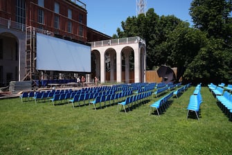 Fase 3 , ultimi preparativi per il cinema e teatro all' aperto nel giardino della Triennale di Milano