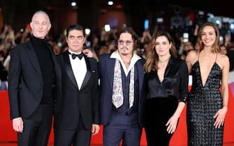 ROME, ITALY - OCTOBER 26: (L-R) Bruno Gouery, Riccardo Scamarcio, Johnny Depp, Luisa Ranieri and Antonia Desplat attend the "Modì – Three Days On The Wing Of Madness" red carpet during the 19th Rome Film Festival at Auditorium Parco Della Musica on October 26, 2024 in Rome, Italy. (Photo by Daniele Venturelli/WireImage)