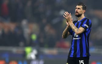 Fc Internazionale - Real Sociedad Francesco Acerbi of Fc Internazionale greets the fans during the Uefa Champions League match beetween Fc Internazionale and Real Sociedad at Stadio Giuseppe Meazza on December 12, 2023 in Milano, Italy . Milano Stadio Giuseppe Meazza Italy Copyright: xMarcoxCanonierox