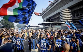 Tifosi dell Inter a San Siro per seguire la finale di Champions League sul maxischermo a Milano, 31 maggio 2025. ANSA/MOURAD BALTI TOUATI +++ Inter Milan fans gather at San Siro to watch the Champions League final on the big screen in Milan, May 31, 2025. ANSA/MOURAD BALTI TOUATI