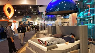 (220107) -- LAS VEGAS, Jan. 7, 2022 (Xinhua) -- A visitor tries an intelligent mattress made by the health company Sleep Number during the 2022 Consumer Electronics Show (CES) in Las Vegas, the United States, Jan. 6, 2022. The 2022 CES, scheduled from Jan. 5 to 7, drew more than 2,300 exhibitors, including 800 startups, as well as hundreds of thought leaders. (Photo by Zeng Hui/Xinhua) - Zeng Hui -//CHINENOUVELLE_XxjpbeE007186_20220107_PEPFN0A001/2201070929/Credit:CHINE NOUVELLE/SIPA/2201070933