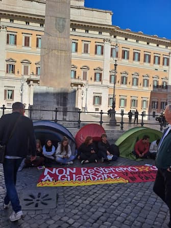 Alcuni studenti protestano dentro le tende da campeggio davanti a Montecitorio a Roma, 17 ottobre 2023.  La protesta dell'Unione degli Universitari e della Rete degli Studenti Medi nasce dalla Legge di bilancio approvata ieri dal Consiglio dei ministri.
ANSA/Alessandra Chini