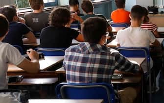 Gli studenti in classe il primo giorno di scuola al liceo scientifico Alessandro Volta a Milano, 13 settembre 2021.ANSA/MOURAD BALTI TOUATI