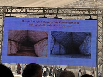 La finora ignota esistenza "all'interno della grande piramide di Cheope" di un altro corridoio, "un tunnel, di 9 metri" di lunghezza e "2,10 di larghezza" situato "dietro l'entrata principale" è stata annunciata dall'archeologo-star egiziano Zahi Hawass in una conferenza stampa tenuta al Cairo per illustrare i risultati del progetto "Scanpyramids". "Credo che questa" che "abbiamo oggi possa essere la scoperta più importante del secolo", ha sostenuto l'ex ministro delle Antichità egiziano anticipando annunci attesi per oggi da parte delle riviste "Nature" e "Ndt & E International".
ANSA/Ministero delle Antichità Egiziano +++ ANSA PROVIDES ACCESS TO THIS HANDOUT PHOTO TO BE USED SOLELY TO ILLUSTRATE NEWS REPORTING OR COMMENTARY ON THE FACTS OR EVENTS DEPICTED IN THIS IMAGE; NO ARCHIVING; NO LICENSING +++ NPK +++