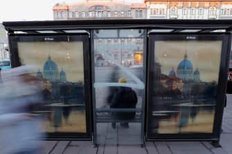 una z dipinta su una fermata dell'autobus a San Pietroburgo