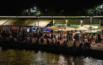 The Milanese nightlife along the Darsena, in Milan, northern Italy, 12 July 2020.  Nightlife has returned to being popular after restrictions due to the Coronavirus Covid-19 pandemic.
ANSA/MATTEO CORNER