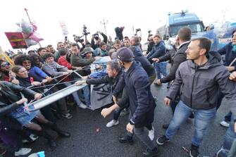 Scontri con le forze dell'ordine in assetto antisommossa si sono verificati durante il corteo di una trentina di giovani che protestano per la presenza a Napoli di Roberto Vannacci, Napoli, 02 maggio 2024. ANSA/CESARE ABBATE