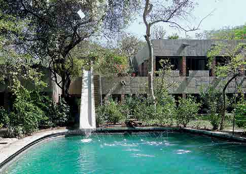Le-Corbusier-Veduta_del_fronte_verso_il_giardino_Credito_Andreas_Fuhrimann.png