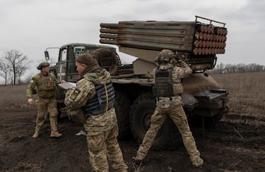 epaselect epa11220370 Artillerymen of the 80th Separate Galician Air Assault Brigade of the Armed Forces of Ukraine operate a BM-21 'Grad' self-propelled 122 mm multiple rocket launcher near the frontline in Donetsk area, Ukraine, 14 March 2924 amid the Russian invasion. Russian troops entered Ukraine in February 2022 starting a conflict that has provoked destruction and a humanitarian crisis.  EPA/YAKIV LIASHENKO