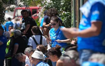 Festa Napoli Tifosi in attesa dei giocatori del Napoli in via Caracciolo, Napoli, 26 maggio 2025. // SSC Napoli's supporter wait for SCC Napoli players in Caracciolo street, in Naples, Italy, 26 May 2025. ANSA/CESARE ABBATE
