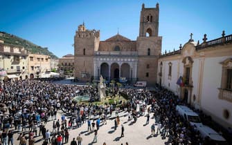 Strage di Monreale in miagliaia la piazza gremita al funerale dei tre ragazzi uccisi Palermo 02 maggio 2025 ANSA/IGOR PETYX 