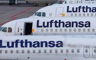 epa11215795 Lufthansa planes are seen stationed, at Frankfurt Airport, in Frankfurt am Main, Germany, 12 March 2024. The UFO cabin crew union has called on its members to strike, to press their demands for better wages. According to Lufthansa, 100,000 passengers should be affected by a two day strike in Frankfurt and Munich airport.  EPA/ANDRE PAIN