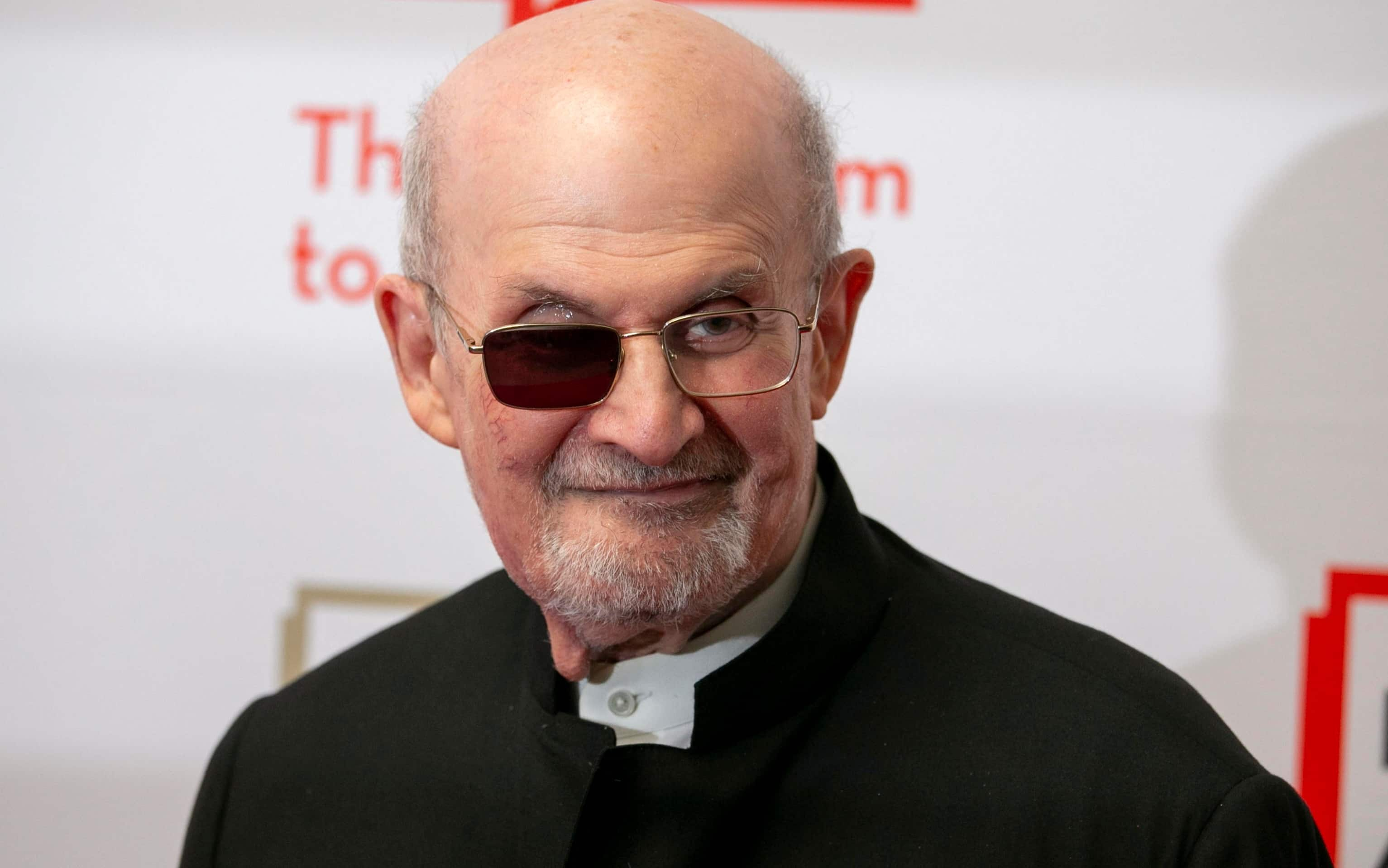 epa10637907 British-American novelist Salman Rushdie  poses on the PEN America 2023 Spring Literary Gala red carpet at the American Museum of Natural History in New York, New York, USA, 18 May 2023.  EPA/SARAH YENESEL