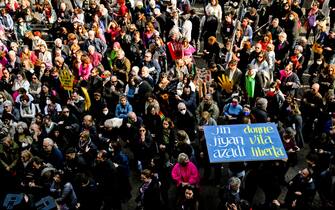 La manifestazione davanti al teatro Trianon di Napoli contro le violenze in Iran promossa da Marisa Laurito al quale hanno aderito numerosi artisti e associazioni con una petizione che in pochi giorni ha raccolto 85mila firme, 7 gennaio 2023
ANSA / CIRO FUSCO