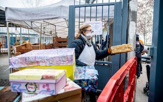 Milano - Pane Quotidiano, sede di viale Toscana. Lunga coda al mattino per la distribuzione di cibo e pacchi regalo