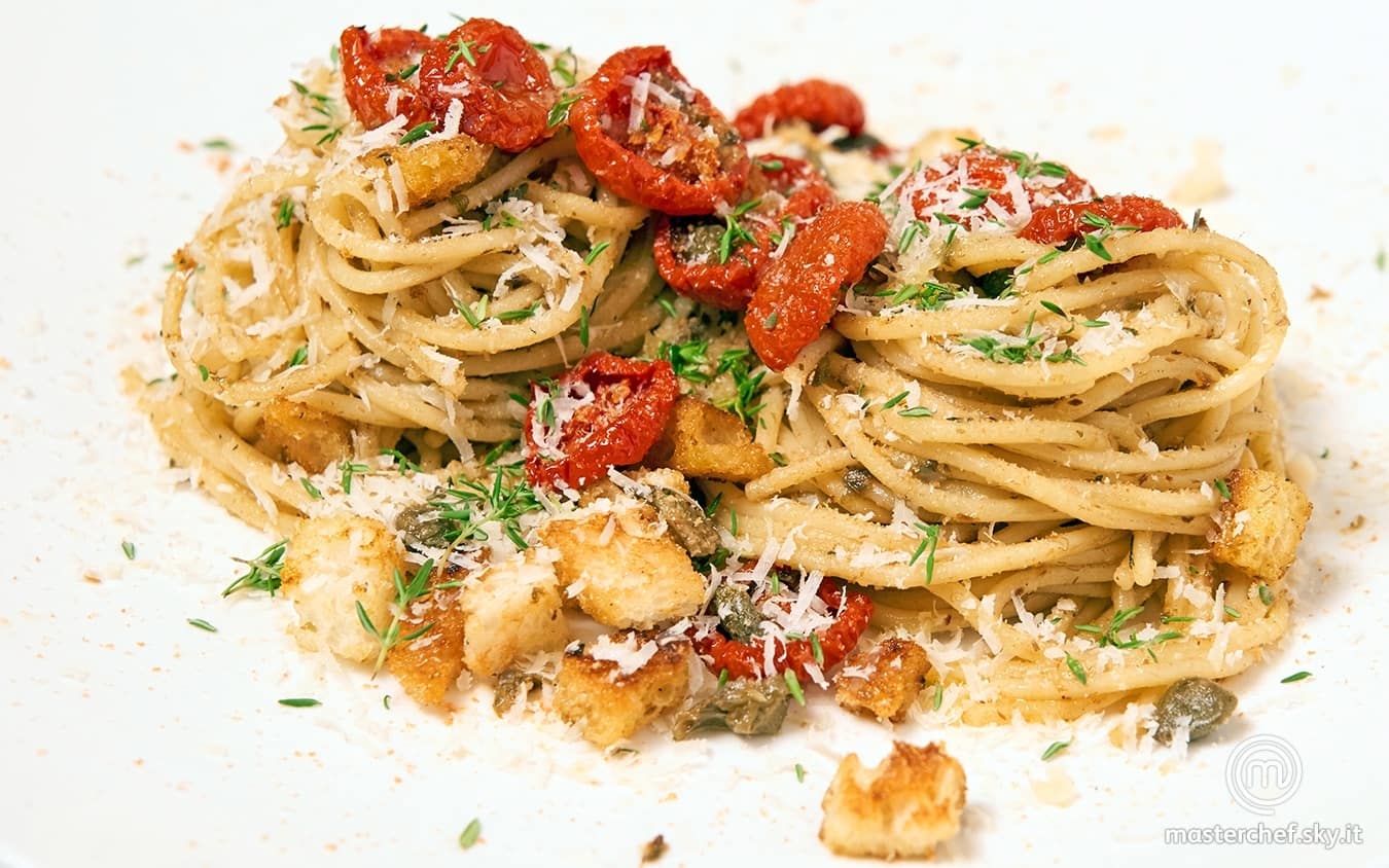 Spaghetti con acciughe, capperi e pane raffermo