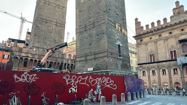 Lavori alla base della Torre di Garisenda a Bologna