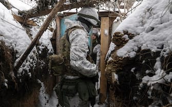 epa09708946 Ukrainian servicemen check the situation at the positions on a front line near the Avdiivka village, not far from pro-Russian militants controlled city of Donetsk, Ukraine, 25 January 2022. US and Britain announced it is withdrawing some diplomats, nonessential personnel, and family members from their embassies in Kiev amid growing fears of a Russian invasion. Russia has recently strengthened its groups near the border with Ukraine and Belarus, with no signs of de-escalation, Pentagon spokesman John Kirby said on 24 January.  EPA/STANISLAV KOZLIUK