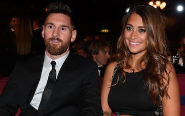 epa06284955 Argentine international and Barcelona forward Lionel Messi (L) and wife Antonella Roccuzzo attend the Best FIFA Football Awards 2017 at the London Palladium, London, Britain 23 October 2017.  EPA/ANDY RAIN