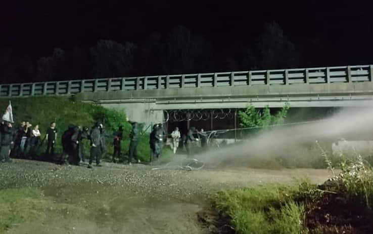 I No Tav durante l'assalto della scorsa notte al cantiere di San Didero